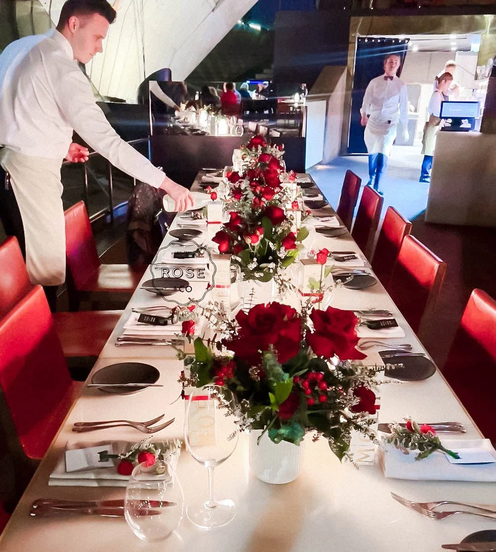 Red colour table posy