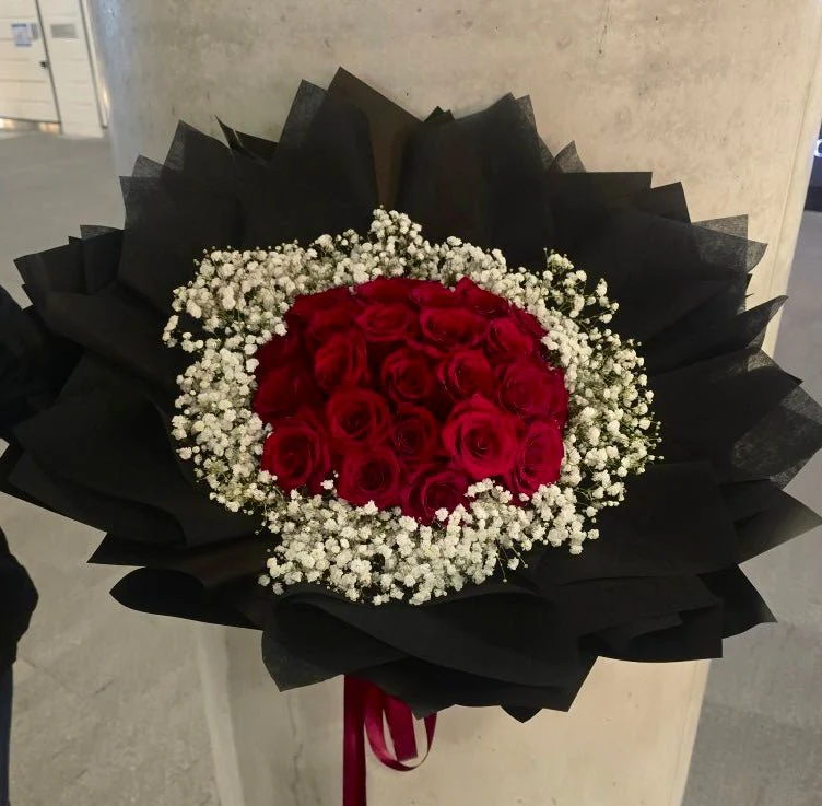 Roses With White Baby’s Breath - Image 4